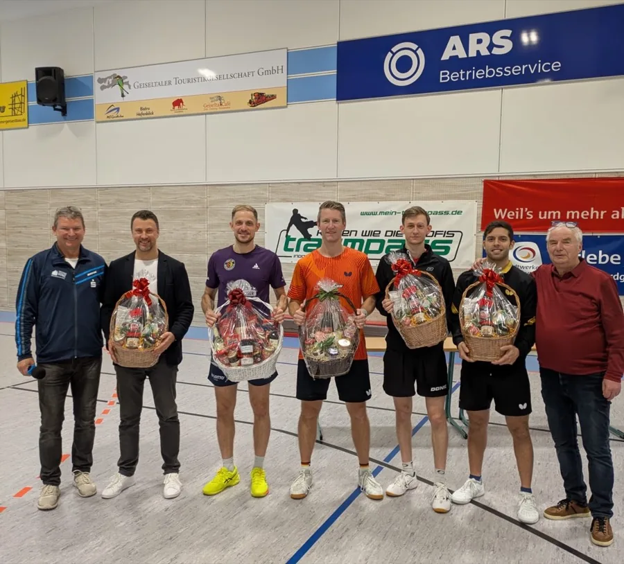 Spieler des TSV 1990 Merseburg mit ihren Partnern in der Halle